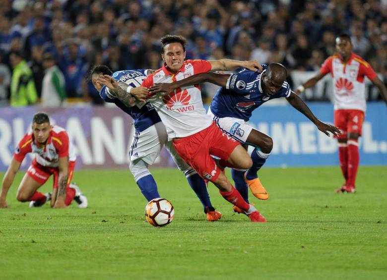 Durante los 180 minutos de la serie ninguno de los dos equipos capitalinos se sacó ventaja y Santa Fe fue más eficaz en los penaltis. FOTO COLPRENSA