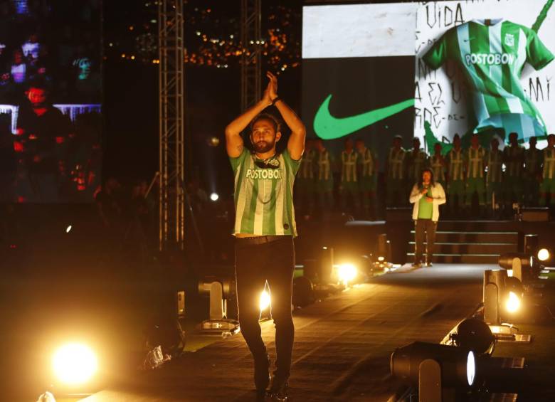Nacional presentó anoche su nueva camiseta y aprovechó para oficializar la llegada del goleador. FOTO róbinson sáenz 