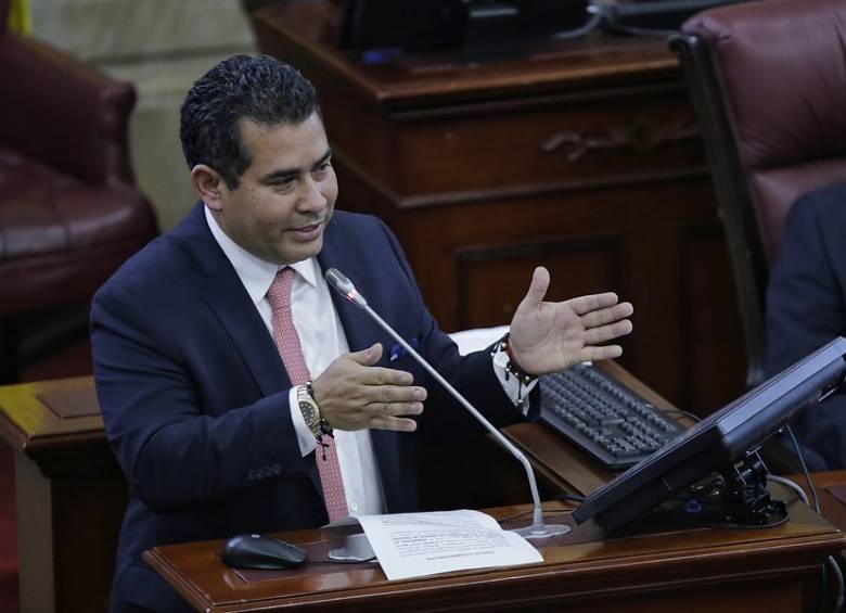 El presidente de la Cámara de Representantes, Alejandro Chacón, en el Salón Boyacá el 29 de noviembre en el foro de la reforma a la justicia, a la que calificó como un esperpento. FOTO colprensa