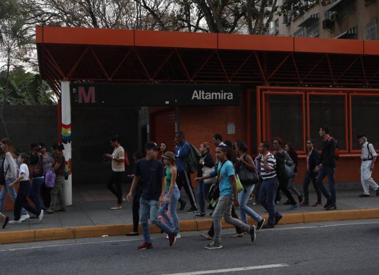 Aún sin electricidad, el metro de Caracas no reanuda su operación. FOTO EFE.