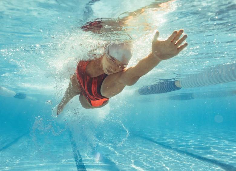 La natación es muy bien tolerada por la mayoría de personas y recomendada en quienes sufren enfermedades óseas. FOTO sstock