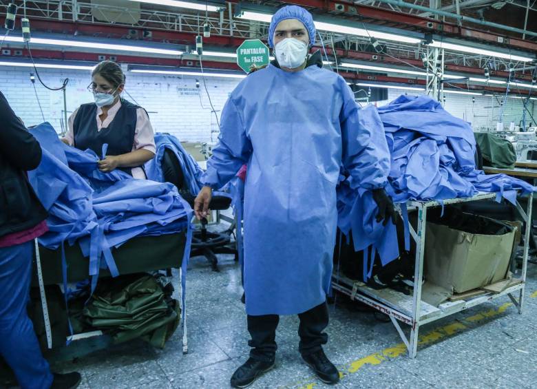 Aunque el profesional de la salud trabaje por contrato de prestación de servicios, deberá recibir los elementos de protección. FOTO Colprensa