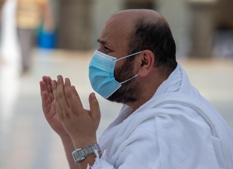 Arabia Saudita desplegó un importante dispositivo de seguridad y de medidas sanitarias en torno a los sitios religiosos. Y los rituales, durante los cuales los fieles debían llevar mascarillas y respetar la distancia física, fueron a veces modificados.