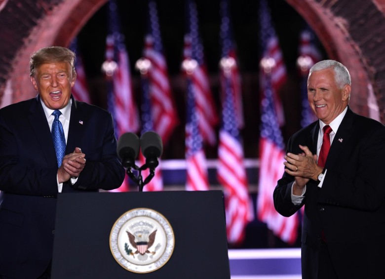 El vicepresidente Mike Pence (derecha), seguirá siendo escudero de Trump durante la nueva carrera por la presidencia. FOTO AFP