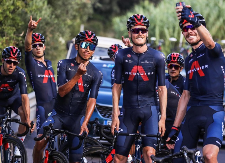 El colombiano Egan Bernal, campeón defensor del Tour de Francia, posa con sus compañeros del Team Ineos durante un entrenamiento en Niza, Francia. FOTO EFE