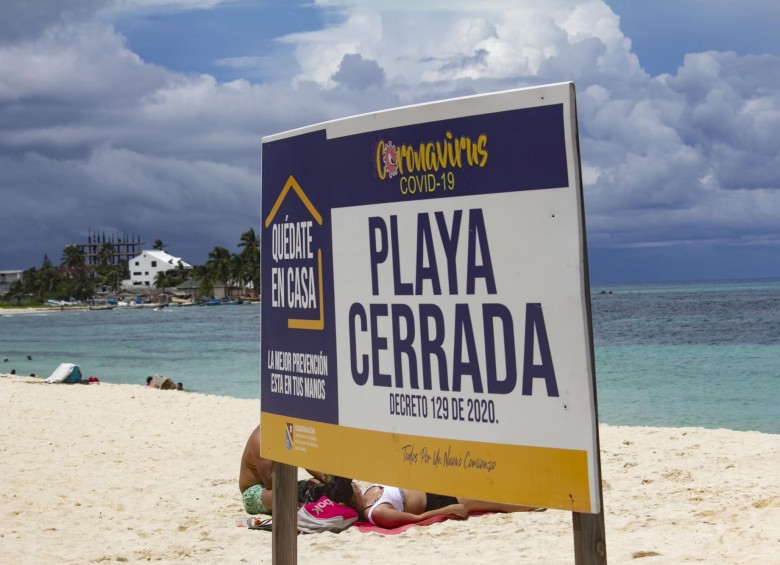 Aunque hay letreros de playas cerradas, ya hay turistas en ellas, como se ve en la imagen.
