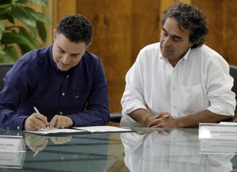 El Alcalde de Medellín, Aníbal Gaviria y el gobernador de Antioquia, Sergio Fajardo, firmaron el convenio, un nuevo capítulo en el proceso para la construcción del Túnel del Toyo. FOTO manuel saldarriaga