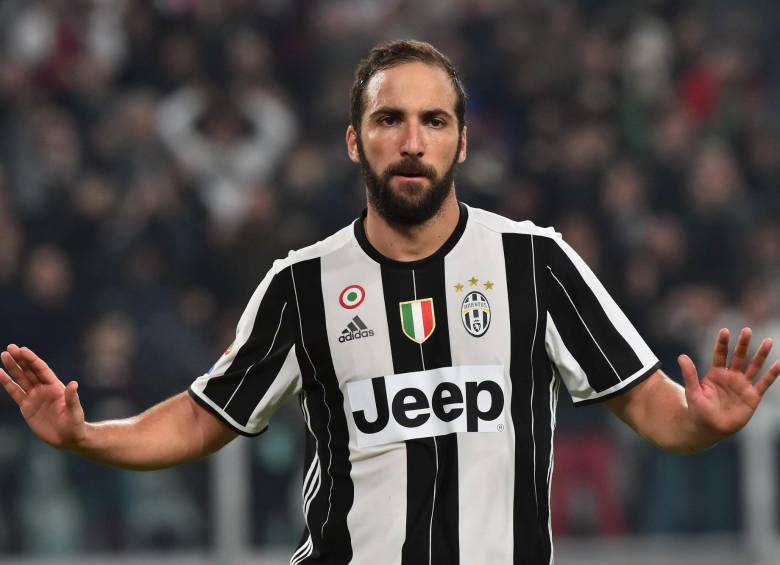 Higuaín hizo cumplir la “ley” del ex y le marcó al Napoli. FOTO AFP