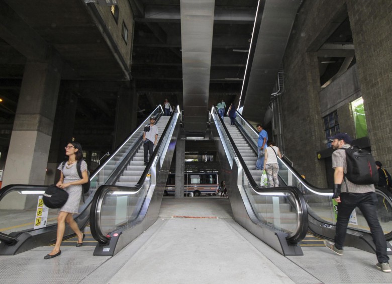 Las nuevas escaleras están en el costado occidental de la estación San Antonio, junto a la carrera Bolívar. FOTO cortesía metro
