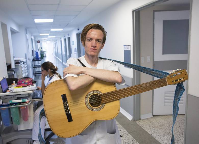 Julián Granada, multinstrumentista que ayuda a olvidar los dolores con sus canciones. FOto EDWIN BUSTAMANTE