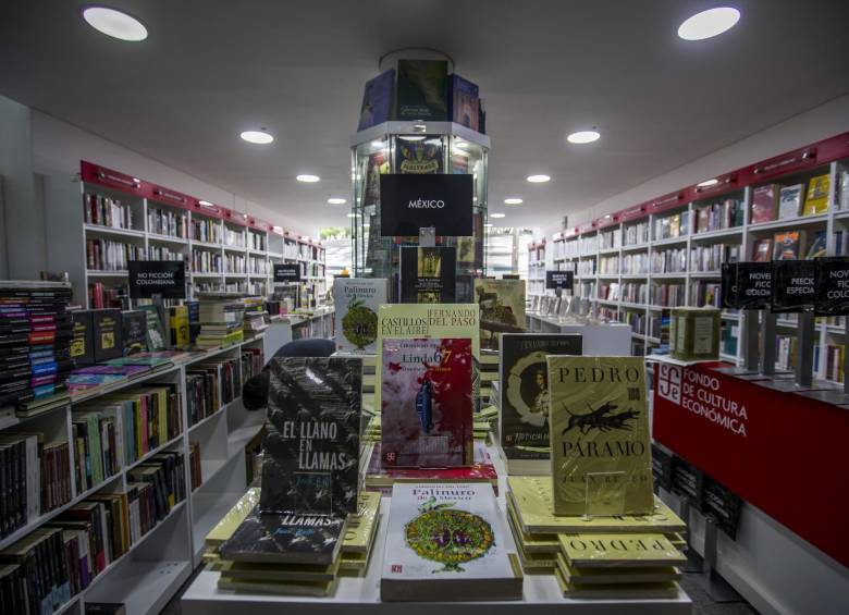 La librería del Fondo en Medellín recibió el nombre del polifacético escritor y dibujante mexicano Fernando del Paso. Foto: Santiago Mesa