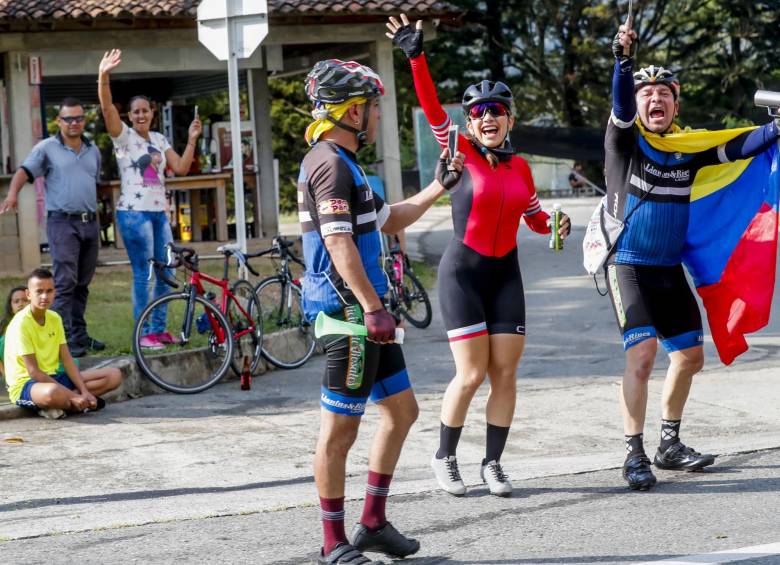 En el trayecto de Copacabana a Barbosa, familiares de los deportistas y espectadores brindaron apoyo.