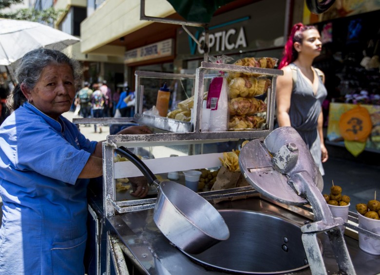 En las calles de Medellín trabajan cientos de adultos mayores y ancianos sin pensión y sin casa. FOTO JULIO CÉSAR HERRERA