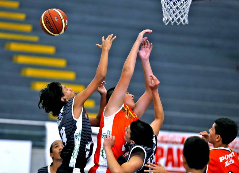 Atacando y defendiendo, Yeison Toro (naranja) fue productivo para el equipo de Envigado ante Manrique. FOTO Juan Antonio Sánchez 
