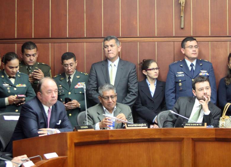 El ministro Luis Carlos Villegas insistió en que “la conclusión de este debate no puede ser que ahora no vamos a montarnos en las aeronaves. Vamos a usar todo nuestro poder aéreo”. FOTO colprensa