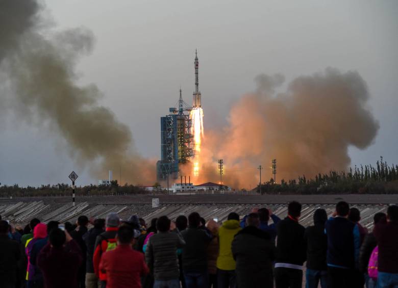 Tras despegar en un cohete el lunes, dos astronautas chinos comenzaron la misión espacial tripulada más larga del país. FOTOS AP