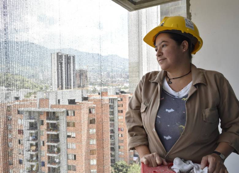 María Castro, una madre soltera de 40 años, empezó a trabajar como ayudante de acabados en el sector de la construcción a comienzos de este año de la mano de Soluper. Ella es un ejemplo del aumento de las mujeres contratadas por la empresa en cargos masculinizados.