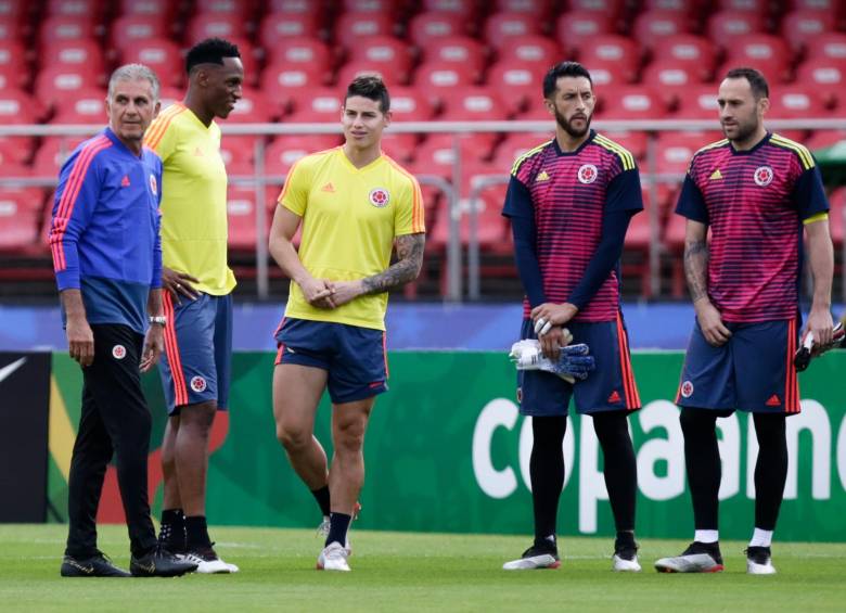 En la imagen están el seleccionador nacional Carlos Queiroz junto a Yerry Mina y James Rodríguez. FOTO colprensa