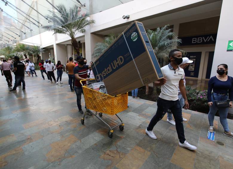Medellín, basado en los anuncios del alcalde Quintero, podría volver a una reapertura total del comercio, como se dio el día sin IVA. FOTO EDWIN BUSTAMANTE