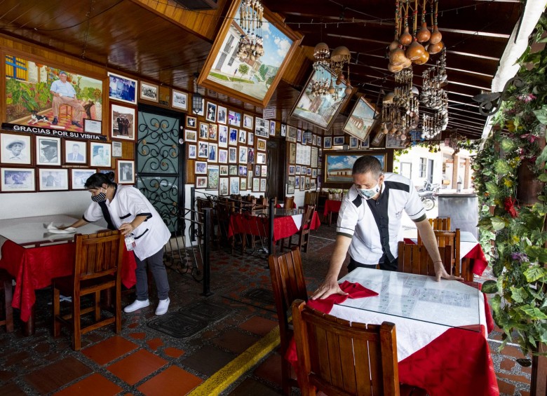 La separación de mesas entre 1,80 y 2 metros es una de las medidas que tienen que tomar los restaurantes para abrir sus puertas. FOTO Jaime Pérez