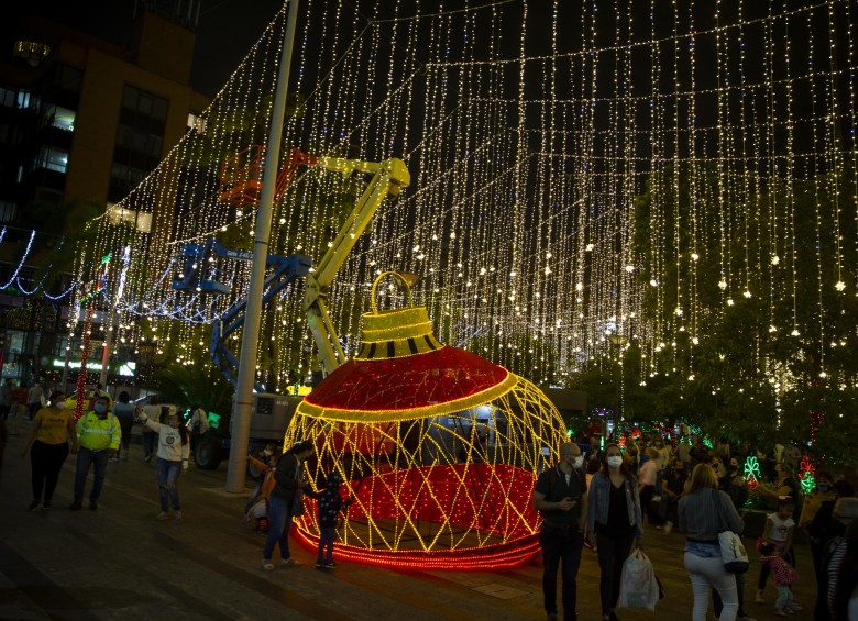 Envigado encendió hoy miércoles 18 de noviembre su alumbrado navideño, convirtiéndose en el primer municipio de Área Metropolitana en iluminar de colores sus calle y parques. Foto: Esteban Vanegas.