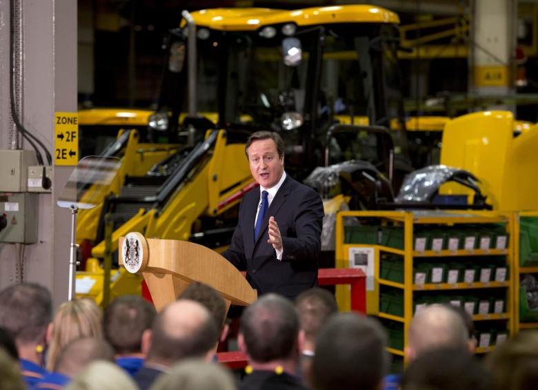 Cameron propuso restringir inmigración en una fabrica. FOTO afp
