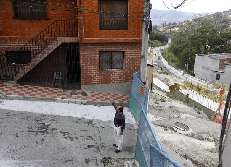 Juan C. Gutiérrez dice haber sido criado en el sector San Luis del Centro Oriente, donde ordenaron evacuar por daños tras obras del tranvía. Exige que le reparen su casa. FOTO Juan Antonio Sánchez