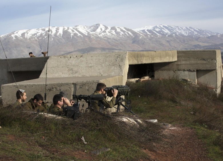 Soldados de Israel asumen posición de defensa en la frontera Siria-Israelí después del ataque efectuado en horas de la mañana. EFE