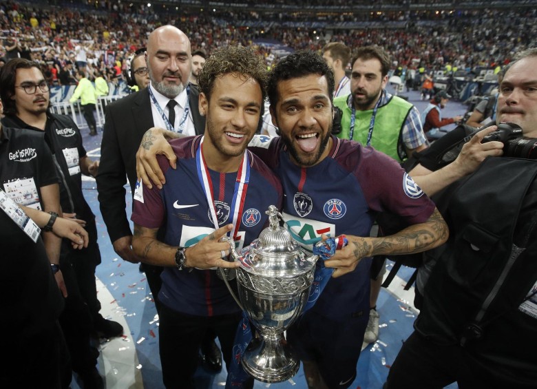 Neymar, quien viajó y París a presenciar la final de Copa de Francia, junto a su gran amigo Dani Alves, el futbolista con más títulos en la historia del fútbol. FOTO: EFE.