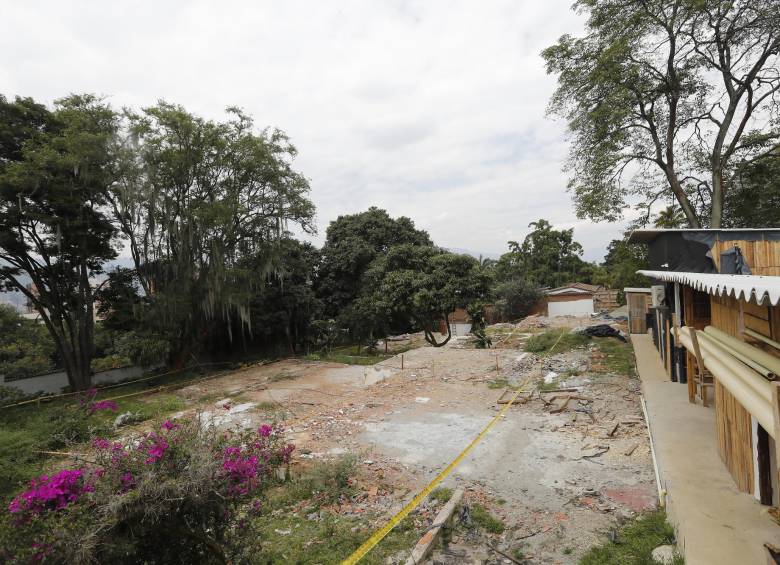 Así luce el predio sobre el que se construiría el proyecto Tragaluz. Aunque la casa que había en el sitio fue demolida, la construcción no ha arrancado. FOTO Manuel Saldarriaga