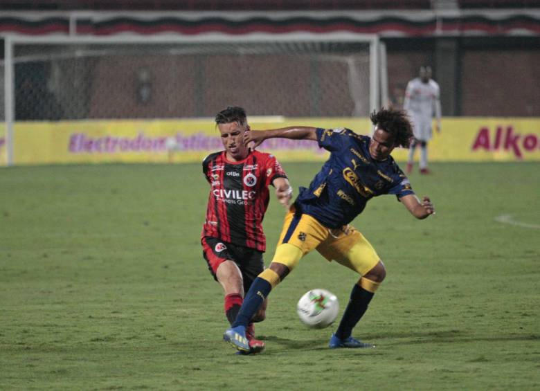 Goma Hernández, exDIM, disputando una pelota con William Arboleda. FOTO COLPRENSA