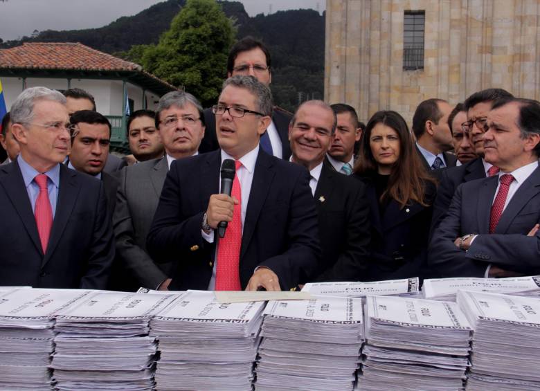 Momento en el que el Centro Democrático denunció por inconstitucional el acto legislativo para la paz en 2016. En el centro de la imagen Iván Duque, cuando era senador. FOTO Colprensa