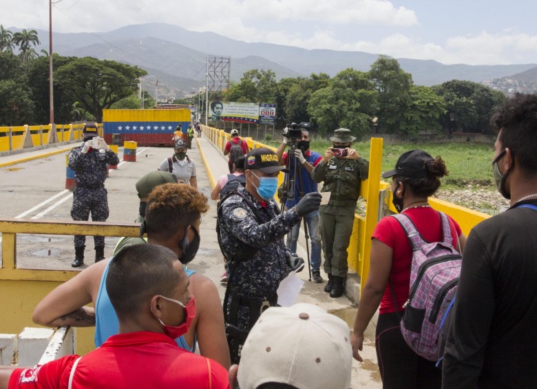 Este es el paso habiltiado en el Puente Internacional Simón Bolívar, en el que ayer Venezuela permitió la entrada de 200 personas. Sirve de corredor humanitario en medio de la pandemia. FOTO La Opinión