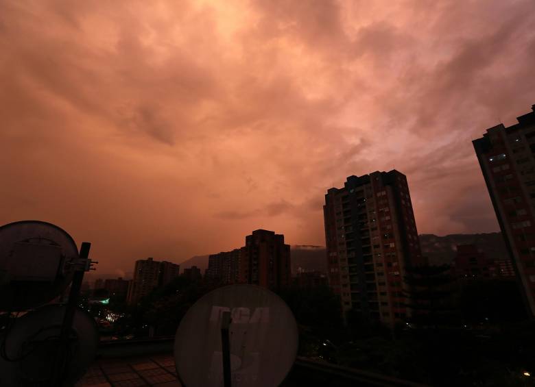 La atípica coloración empezó a notarse desde las 5:30 p.m. Muchos curiosos salieron a terrazas y balcones a tomar fotos.