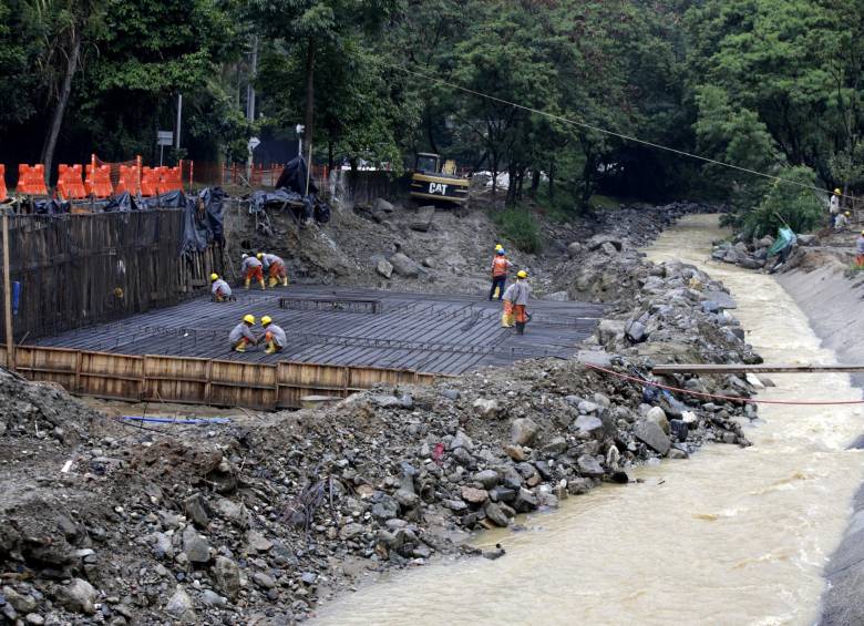 En el sector del colegio La Salle se construyen cuatro puentes sobre la quebrada La Ayurá. FOTO juan antonio sánchez