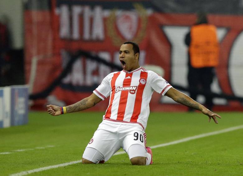 Felipe Pardo anotó los dos goles de su equipo el Olympiakos de Grecia. FOTO AP