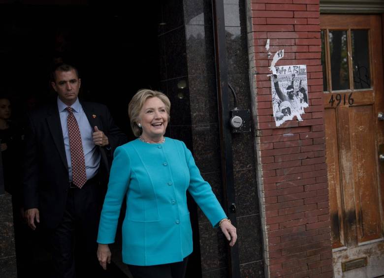 El portavoz de la campaña de Clinton, Brian Fallon, aseguró en Twitter: “siempre estuvimos confiados de que nada cambiaría la decisión de julio. Ahora Comey lo ha confirmado”. FOTO AFP