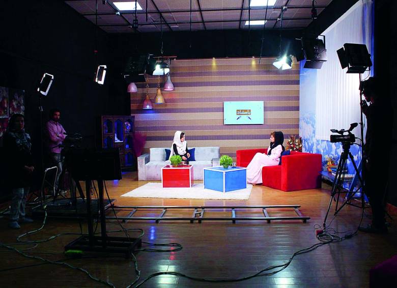 1. Con este grupo de mujeres inició en mayo Zan Tv. Nasrine Nawa es la séptima en la primera fila. 2. En las tardes, en la programación de Zan Tv hay un espacio para entrevistas con mujeres que generan debate en el país. Desde políticas hasta deportistas han asistido. FOTOS cortesía zan tv