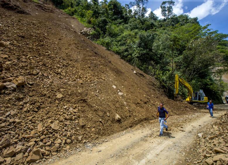 En el sector de La Huesera, un derrumbe mantiene parcialmente bloqueado el paso. Esta vía es la más importante para ir al Suroeste.