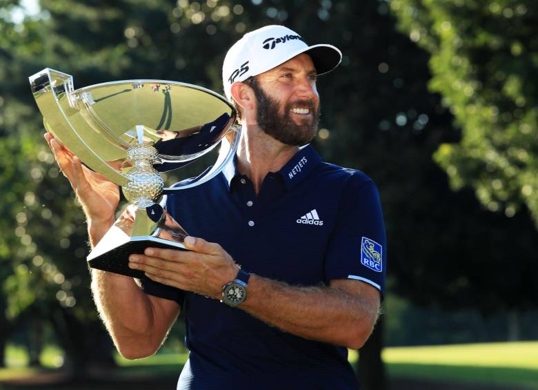 Dustin Johnson con el trofeo que lo acredita como el ganador. FOTO AFP