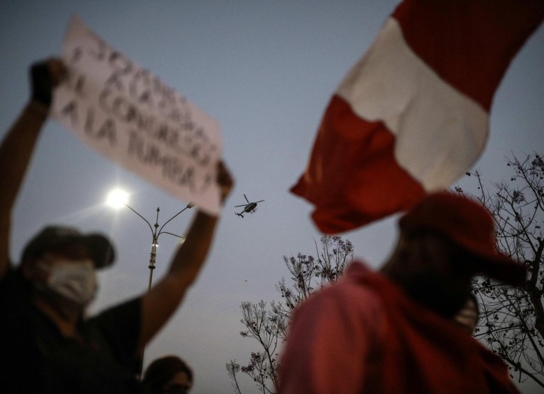 Cientos de peruanos salieron a protestar en contra de la destitución de Martín Vizcarra. FOTO: EFE