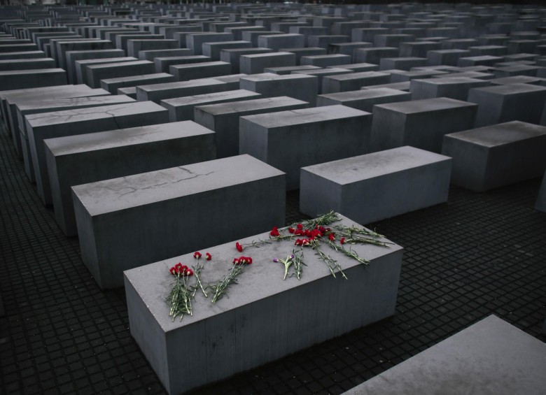 Desde Berlín, en el Memorial del Holocausto, también se recordó con tristeza el día. 