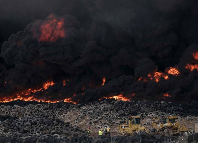 Un incendio generado en el mayor vertedero de neumáticos de Europa, situado en la localidad de Seseña. FOTO AFP