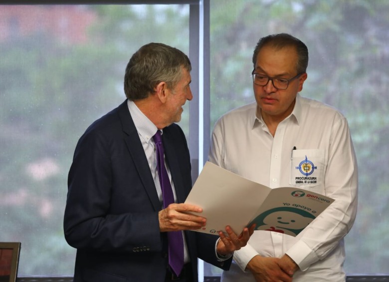 Gonzalo Restrepo, presidente de la Junta Directiva de la Fundación Éxito, y Fernando Carrillo, procurador general de la Nación, firmaron el pacto para erradicar la desnutrición infantil. FOTO: Cortesía PGN