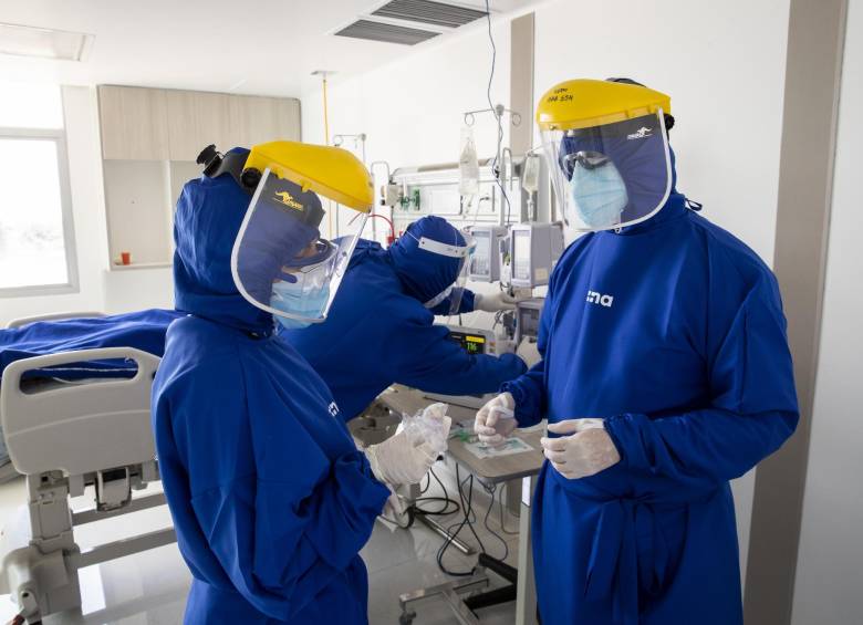 Atención a pacientes sospechosos y positivos por el coronavirus covid 19 en la unidad de cuidados intensivos UCI de la Clínica Las Américas en Medellín. FOTO: Esteban Vanegas Londoño