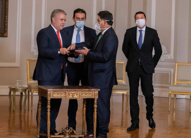 El presidente Iván Duque, el registrador Alexander Vega, el secretario del Senado, Gregorio Eljach y el magistrado del CNE, Hernán Penagos, en la radicación del proyecto en agosto. FOTO Colprensa