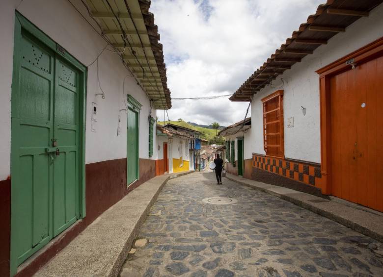 A caminar y a ver fachadas Casi todas las 27 manzanas del pueblo tienen calles empedradas. Uno de los atractivos de Concepción es caminarlo, saludar a la gente y sentarse a tomar un tintico en un parque a devolverse en el tiempo.