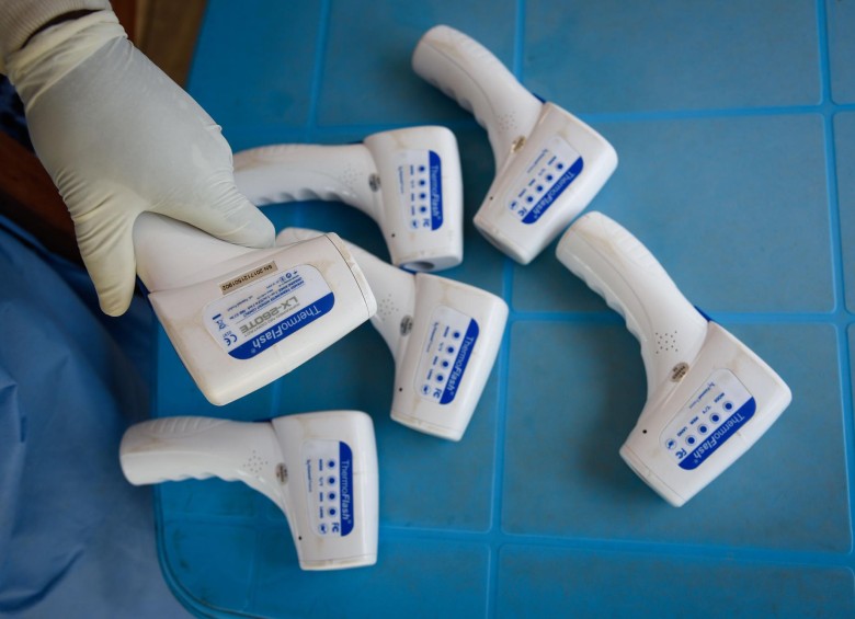 Elementos que usa el personal médico para revisar a los pacientes. FOTO: AFP