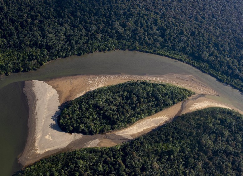 Panorámica aérea del río Atrato, la selva y sus afluentes en límites entre Chocó y Antioquia. Foto: Esteban Vanegas Londoño