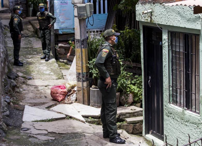 La Policía y el Ejército vigilan los puntos más críticos de seguridad en Bello. En la imagen, un patrullaje por el barrio El Congolo. FOTO julio césar herrera